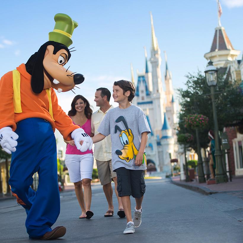 Relax with the whole family and Disney characters at Disneyland’s resorts and hotels